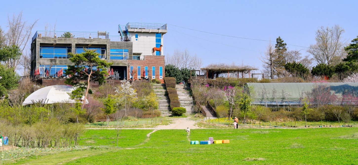봄 잔디밭과 목장 건물